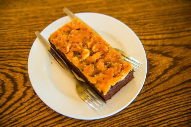 Beyaz tabakta browni keki, Tayland.