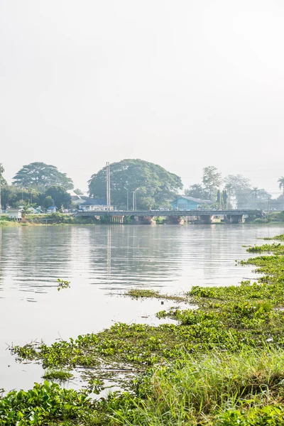 Tayland 'da kış mevsiminde Phayao Gölü' nün yanındaki şehir..