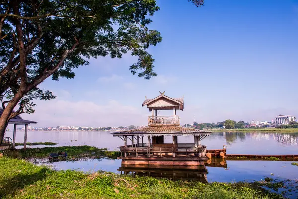 Tayland 'da kış mevsiminde Phayao Gölü' nün yanındaki şehir..