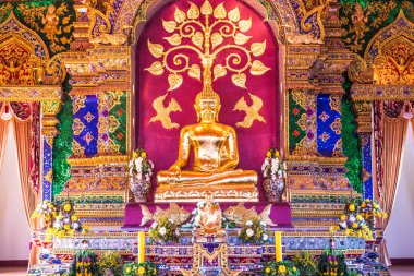 Prayodkhunpol 'deki güzel Buda heykeli Wiang Kalong Tapınağı, Tayland.