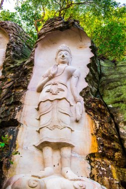 Huai Pha Kiang tapınağında kayalara Buda sanatı oymak, Tayland.