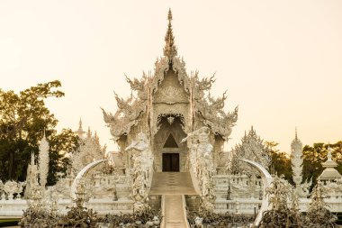 Tayland 'ın Chiang Rai bölgesindeki Rong Khun tapınağı..