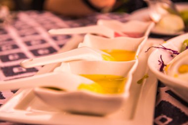 Tayland 'da beyaz kasede salata sosu..