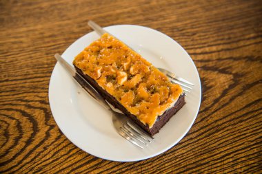 Beyaz tabakta browni keki, Tayland.