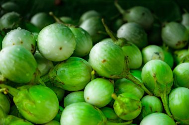 Tayland 'da pazarda taze patlıcan..