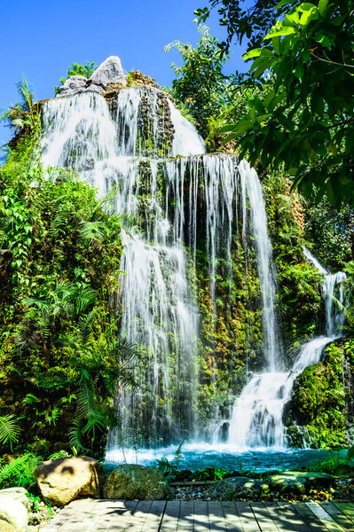 Водопады и тенистые сады в провинции Чиангмай, Таиланд.
