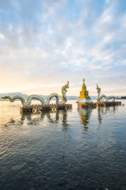 Beyaz Naga heykeli Kwan Phayao, Tayland 'da.