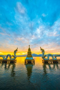 Beyaz Naga heykeli Kwan Phayao, Tayland 'da.