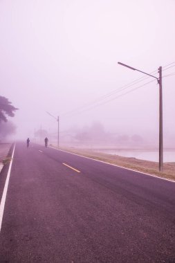 Tayland 'ın Phayao eyaletinde kış mevsiminde sisli koşu pisti.