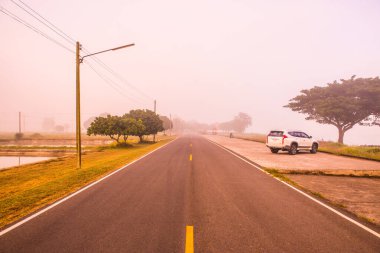 Tayland 'ın Phayao eyaletinde kış mevsiminde sisli koşu pisti.