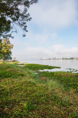Tayland 'da kış mevsiminde Phayao Gölü' nün yanındaki şehir..