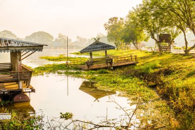 Tayland 'da kış mevsiminde su üzerinde dinlenme evi.
