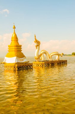 Beyaz Naga heykeli Kwan Phayao, Tayland 'da.