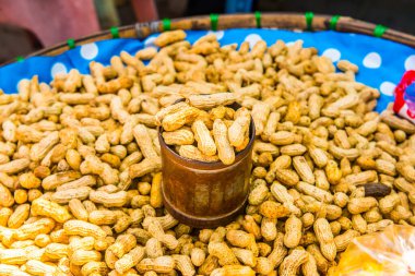 Tayland 'da tezgahta haşlanmış fıstık..