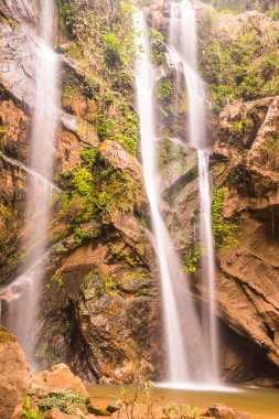 Tayland 'ın Chiangmai ilinde Mork Fa şelalesi.