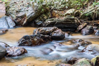 Mork Fa Şelalesi 'nde su akıyor, Tayland.