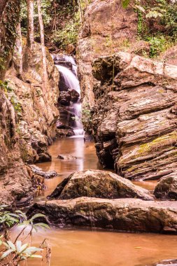 Mork Fa şelalesinin manzarası, Tayland.