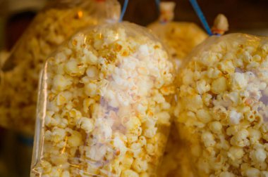 Tayland tarzı plastik torbalarda patlamış mısır Tayland 'da popüler bir sokak yemeğidir..