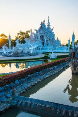 Tayland 'ın Chiang Rai bölgesindeki Rong Khun tapınağı..
