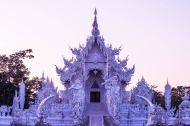 Tayland 'ın Chiang Rai bölgesindeki Rong Khun tapınağı..