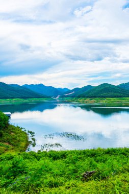 Mae Kuang Udom Thara barajının manzara manzarası, Tayland.