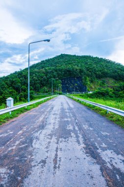 Mae Kuang Udom Thara Barajı Yolu, Tayland.