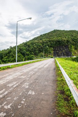 Mae Kuang Udom Thara Barajı Yolu, Tayland.