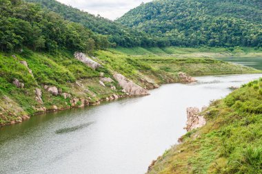 Mae Kuang Udom Thara barajının manzara manzarası, Tayland.