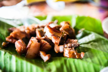 Tayland 'da muz yaprağında kömür kaynayan domuz boynu..