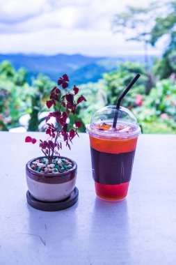 Masada buzlu limon çayı olan küçük bir bitki, Tayland.