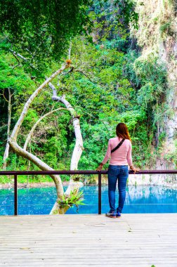 Lom Phu Khew ya da Tham Phatai Ulusal Parkı 'ndaki Mavi Göl, Lampang Eyaleti.