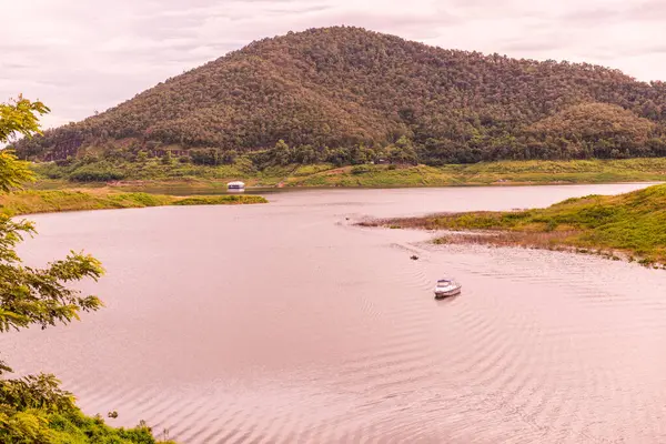 Mae Kuang Udom Thara barajının manzara manzarası, Tayland.