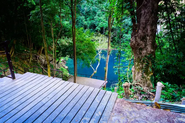 Lom Phu Khew ya da Tham Phatai Ulusal Parkı 'ndaki Mavi Göl, Lampang Eyaleti.