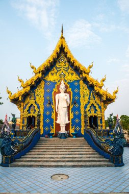 Rong Suea 'da ayakta Buda. Tayland' da 10 tapınak..