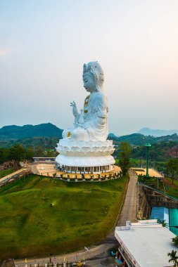 Güzel Guan Yin heykeli Huay Pla Kang tapınağında, Tayland.