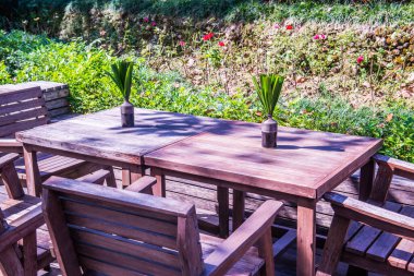 Parkta sandalyeli masa hazır, Tayland..