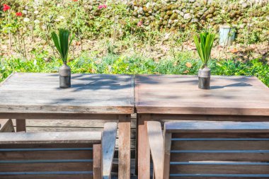 Parkta sandalyeli masa hazır, Tayland..