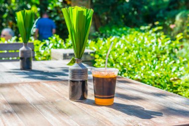 Sofrada modern vazoyla buzlu sütlü çay, Tayland.