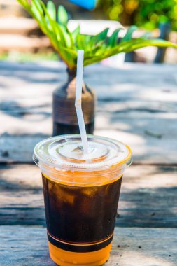 Sofrada modern vazoyla buzlu sütlü çay, Tayland.