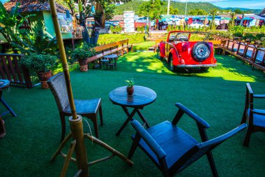 Tahta masa ve rahatlamak için tahta sandalyeler, Tayland.