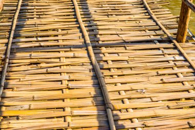 Tayland 'da bambu köprüsü döşemesi.
