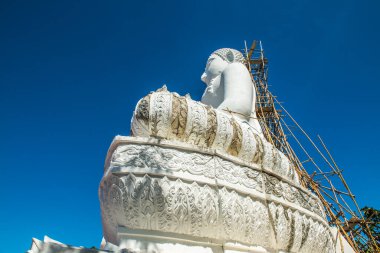 Beyaz Buda heykeli, Tayland 'daki Phra Maeyen tapınağında yapım aşamasında..