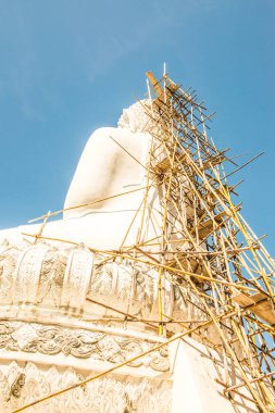 Beyaz Buda heykeli, Tayland 'daki Phra Maeyen tapınağında yapım aşamasında..