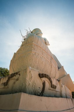 Beyaz Buda heykeli, Tayland 'daki Phra Maeyen tapınağında yapım aşamasında..