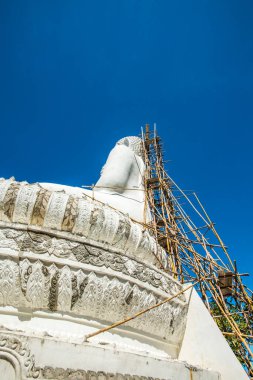 Beyaz Buda heykeli, Tayland 'daki Phra Maeyen tapınağında yapım aşamasında..