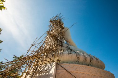 Beyaz Buda heykeli, Tayland 'daki Phra Maeyen tapınağında yapım aşamasında..