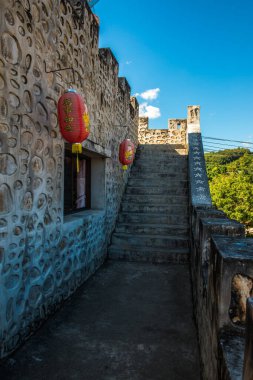 Tayland 'daki Santichon köyünde merdivenli Çin tarzı kapı çerçevesi..