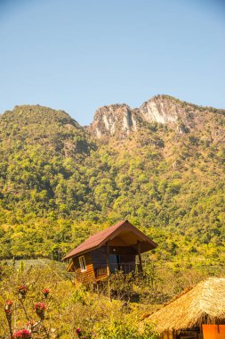 Tayland 'da dağ manzaralı küçük bir ev..
