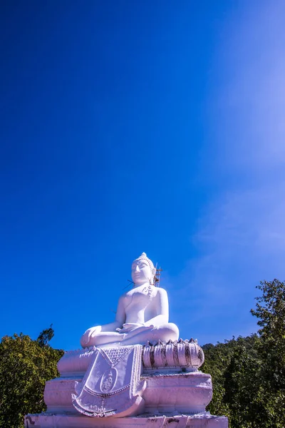 Beyaz Buda heykeli, Tayland 'daki Phra Maeyen tapınağında yapım aşamasında..