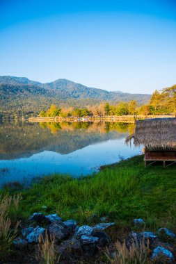 Tayland 'ın Chiangmai ilindeki Huay Tueng Tao gölünün manzara manzarası.